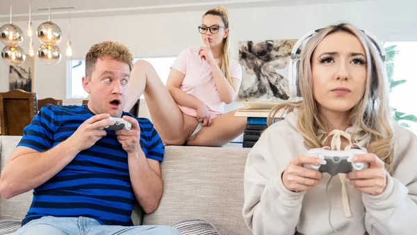 Mãi chơi game không biết cô bạn cùng phòng đang gạ đụ bạn trai video